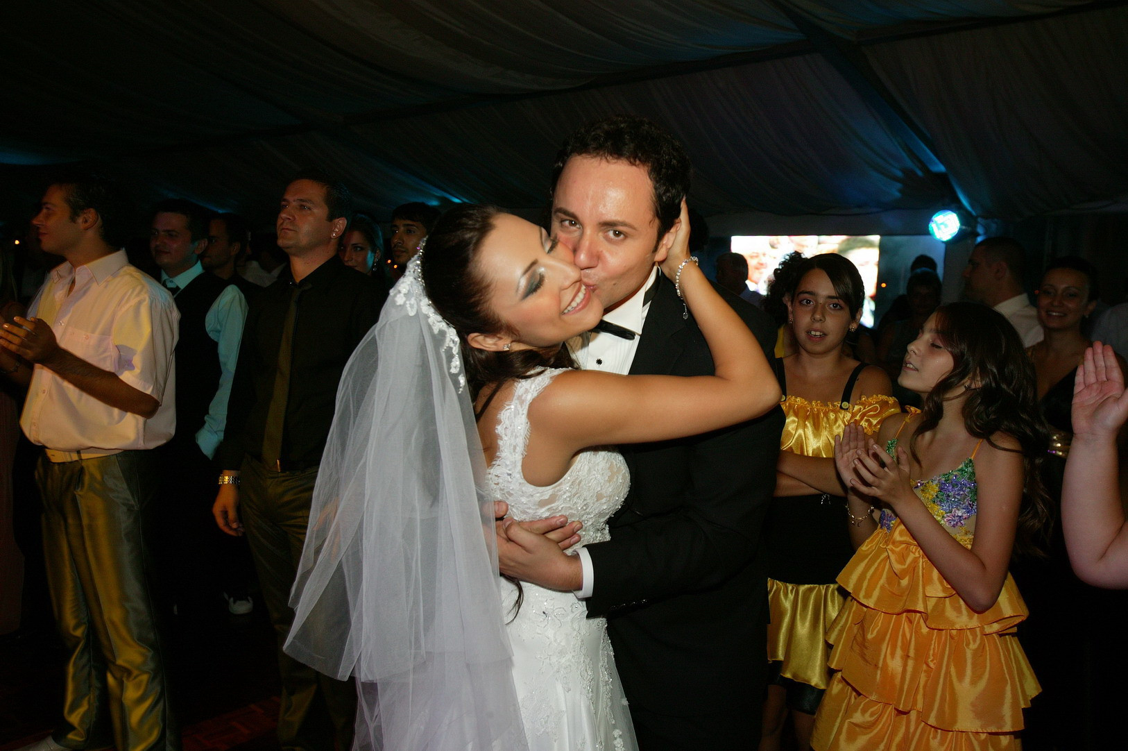 Maruta a pus mana pe microfon, ca sa-si recupereze mireasa