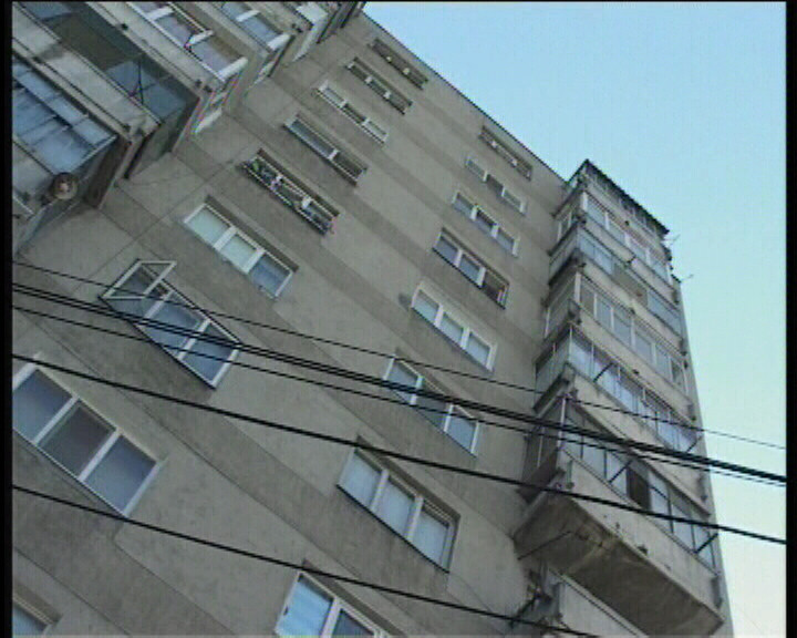 S-a aruncat de pe un bloc de zece etaje, din cauza datoriilor la banci!