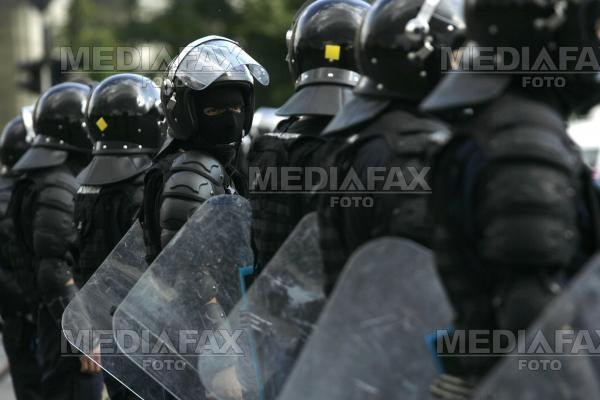 Scandal cu geamuri sparte si o masina distrusa intr-un cartier bucurestean