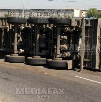 Un TIR incarcat cu scutece s-a rasturnat pe drumul dintre Cluj si Zalau