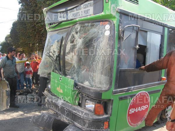 Accident la Pitesti! Un autoturism a intrat intr-un autobuz