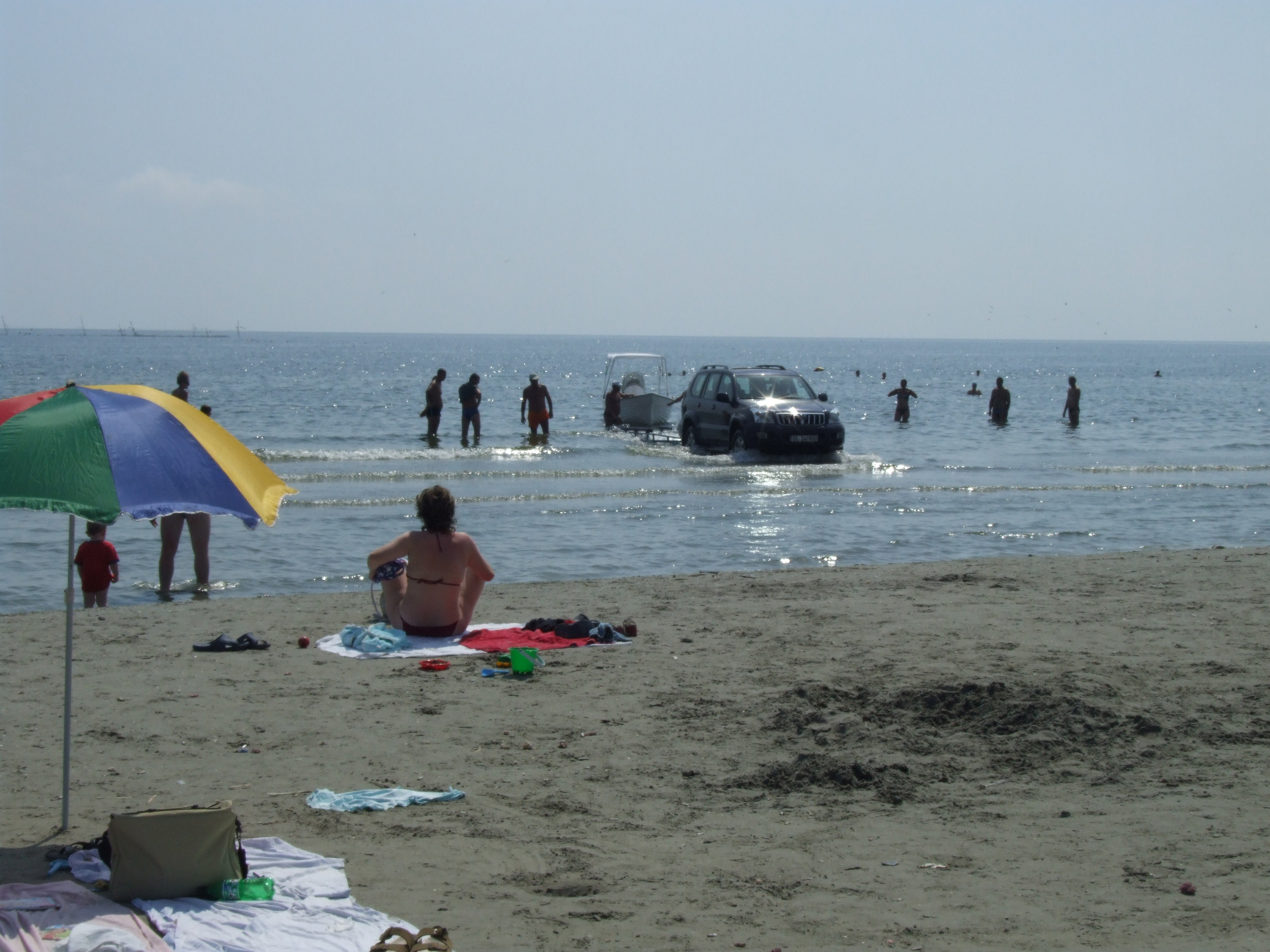 Masina de teren "scaldata" de valurile marii, pe plaja din Navodari!