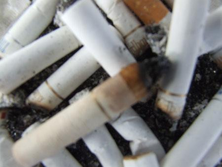 Fumul de tigara contine poloniu radioactiv! Se duce direct in plamani