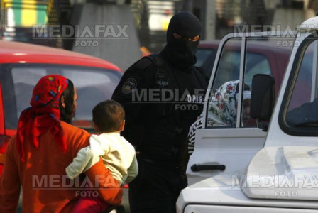 Scandal si focuri de arma intr-un cartier de romi din Ramnicu Sarat!
