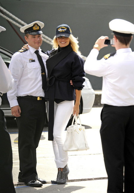 Pamela Anderson in vizita la marinari