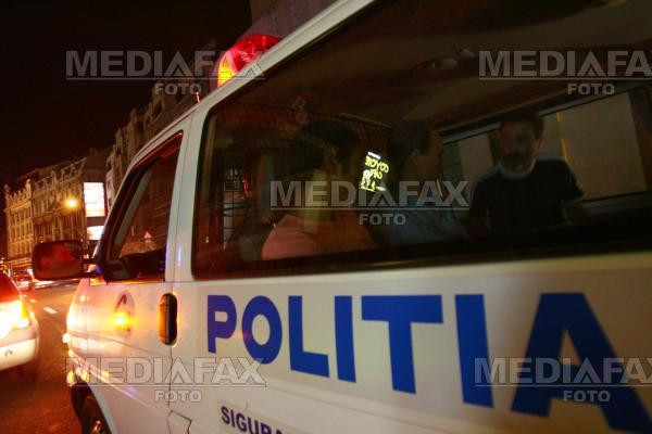 O familie din Galati terorizata de un bolnav psihic de 16 ani