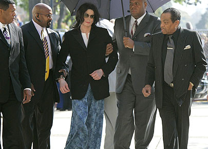 Michael Jackson da tonul in moda: pantaloni de pijama si sacou
