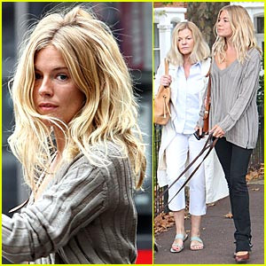 Sienna Miller isi plimba mama odata cu cainii