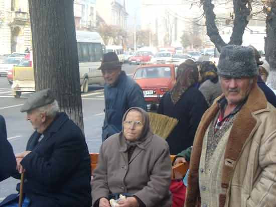 S-a zvonit ca se dau bilete la tratament! Pensionarii au iesit la...lupta