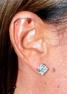 Victoria Beckham iese in oras cu urechile nespalate