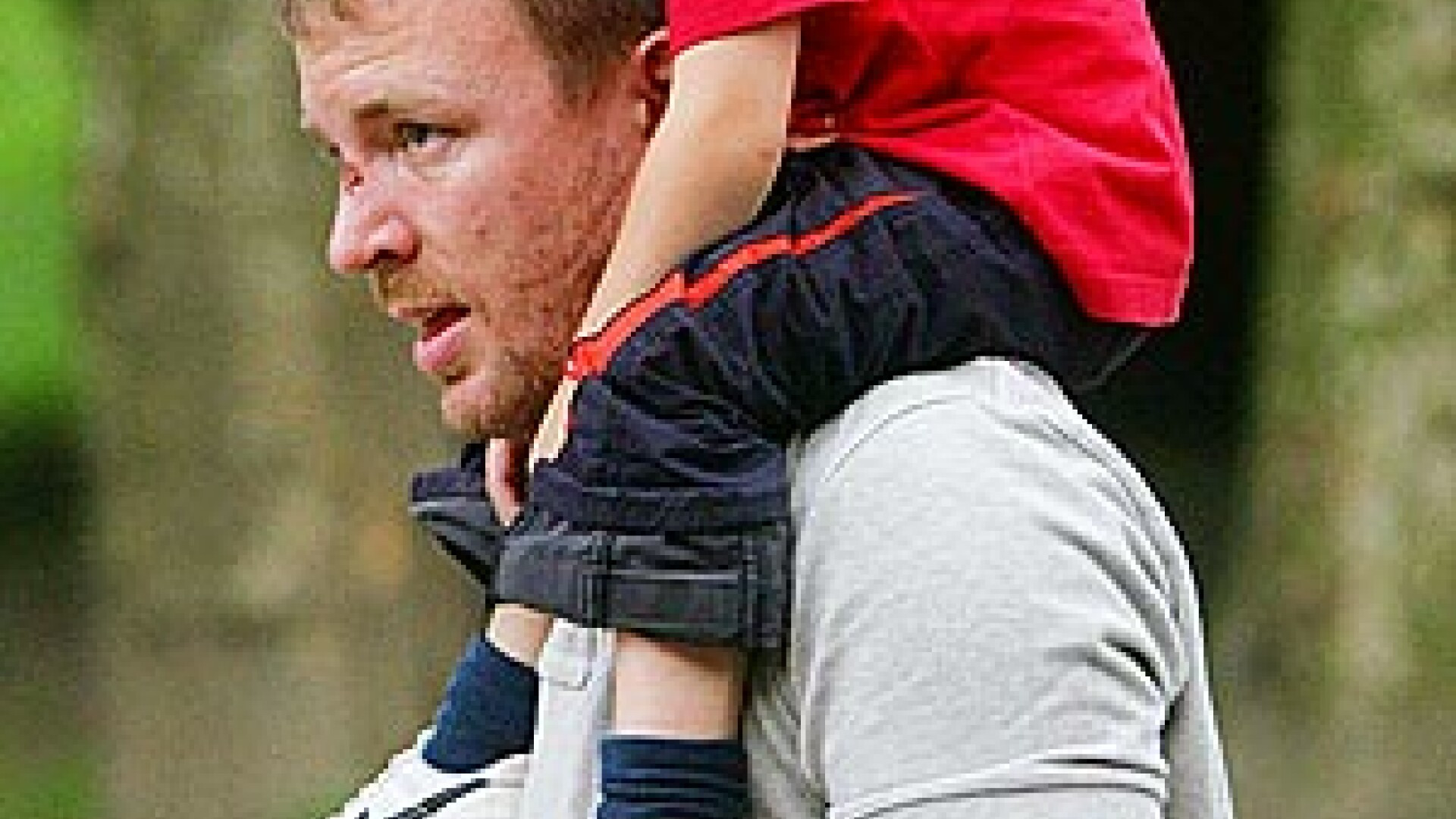 Guy Ritchie isi duce copii in bar