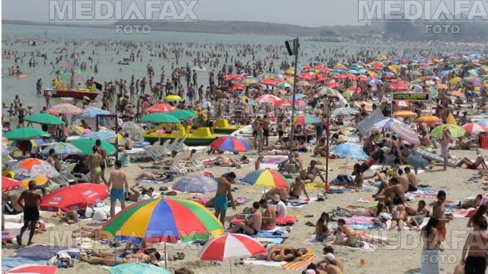 Toamna plina pe litoral! Mii de turisti se inghesuie pe plaja