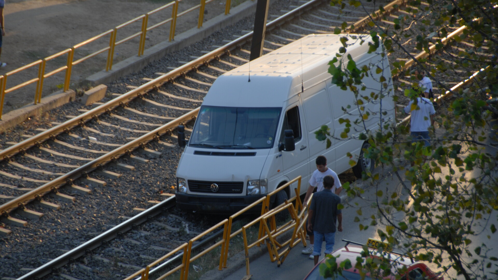 Microbuz "parcat" pe linia de tramvai