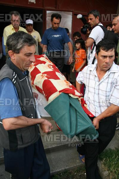 Olt: o fetita de 12 ani s-a spanzurat de ciresul din gradina casei!