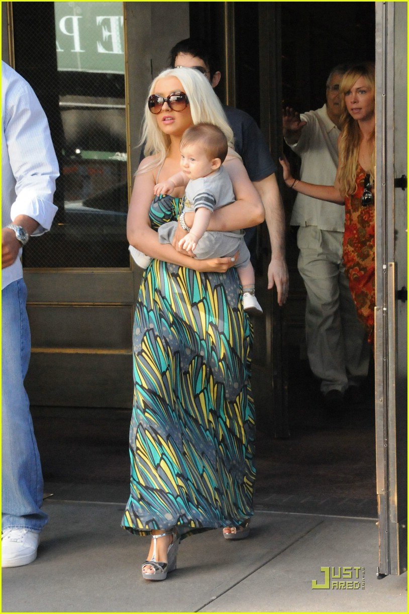 Christina Aguilera si-a scos bebelusul de 7 luni la masa