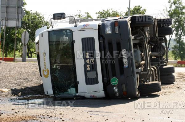 Un autotren s-a rasturnat peste o basculanta, la Constanta