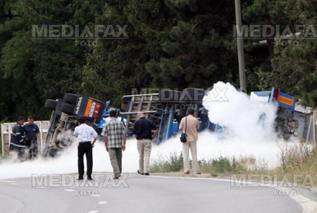Mures: cisterna incarcata cu bitum, rasturnata langa Ludus