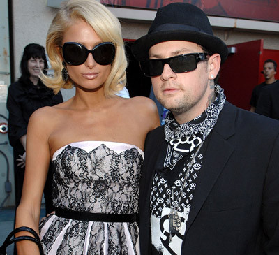 Paris Hilton isi inseala iubitul?