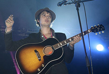 Solistul de la Babyshambles a "murit" si a fost reinviat