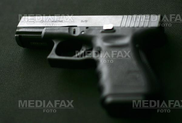 Arad: taximetrist lovit cu pistolul de un tanar pe care l-a impins