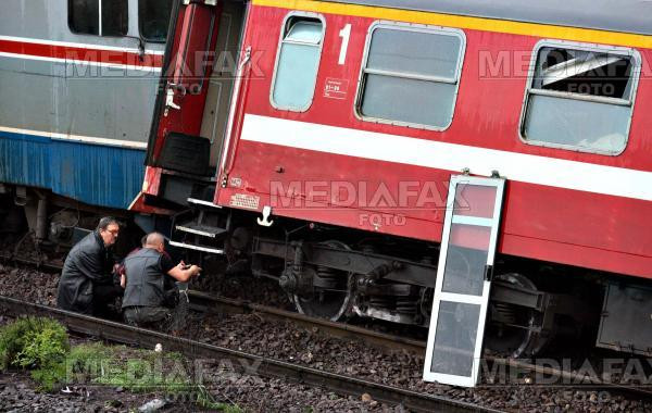 Stalp de inalta tensiune, prabusit peste acceleratul Timisoara-Iasi