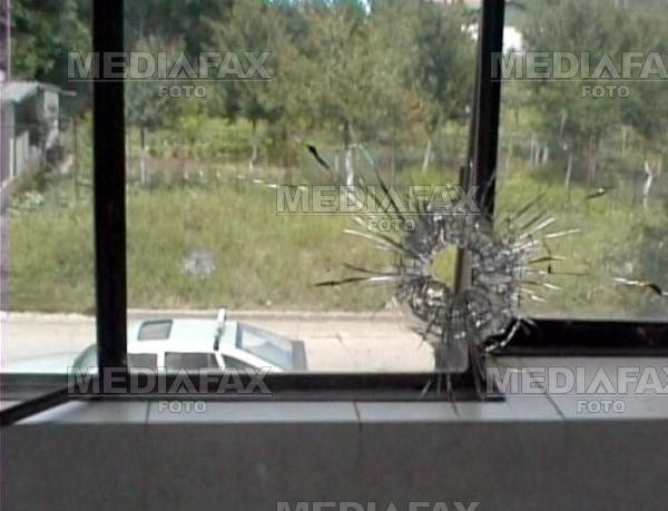 Rafuiala cu sabii si geamuri sparte intre doua familii de romi din Vrancea