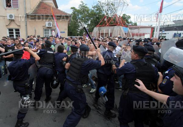 Lupte de strada la Timisoara! Suporterii echipei locale versus jandarmi