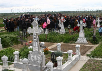 Buzau: mama bebelusului mort a cheltuit ajutorul de la primarie pe haine!