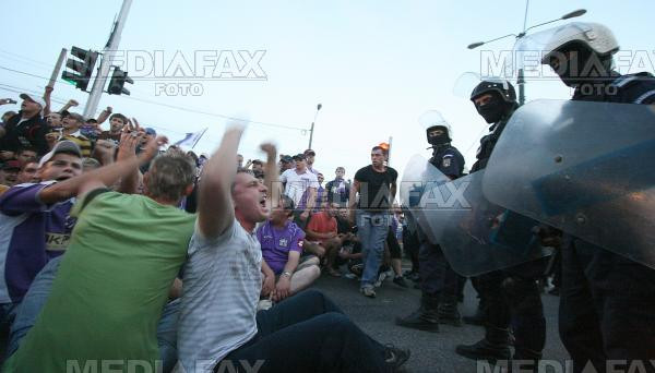 Intalnire intre jandarmi si suporteri la Prefectura Timis