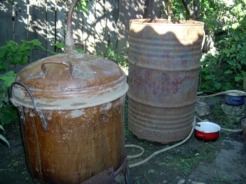 Dambovita: doi barbati s-au inecat intr-un butoi cu fructe fermentate