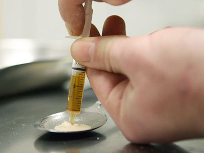 Prins cu droguri in buzunar. 21 de ani, dependent de stupefiante