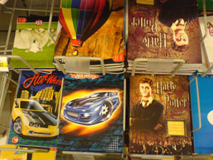 Ultima tendinta in materie de rechizite scolare: stilul emo!