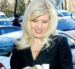 Sarmale cu gust democrat-liberal, impartite gratis de Elena Udrea