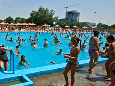 Romanii au fugit de canicula la strand si la padure
