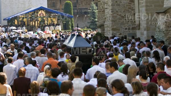 Mii de pelerini s-au rugat la mormantul parintelui Arsenie Boca, de hramul Manastirii Prislop