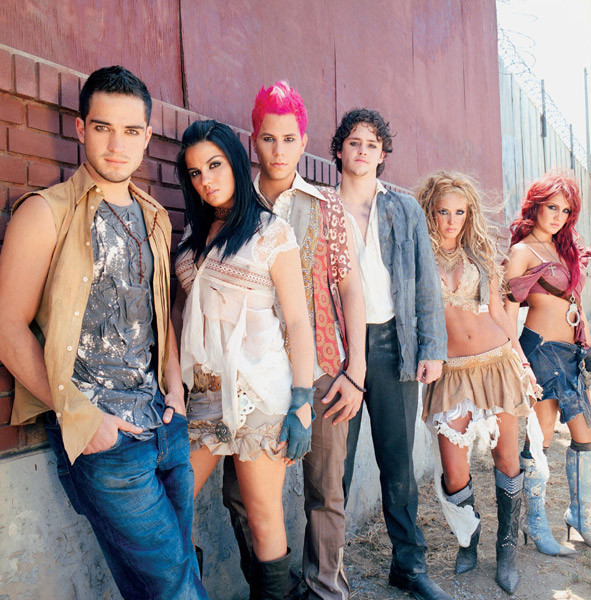 RBD au aparut pe scena la Bucuresti in haine cumparate de la mall!