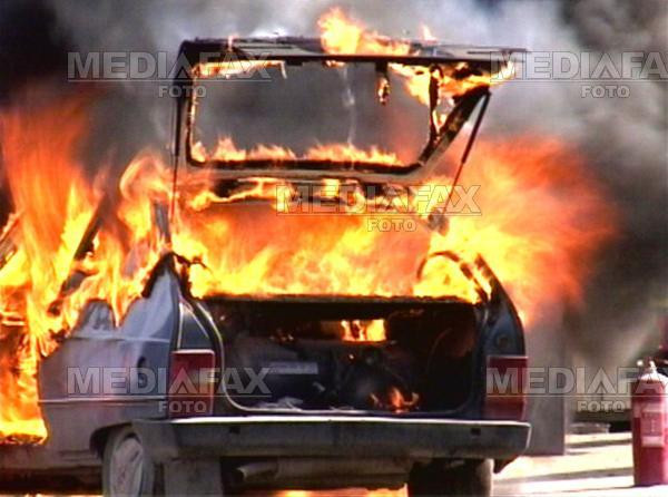 Masina cuprinsa de foc, chiar inainte sa ajunga la fier vechi!