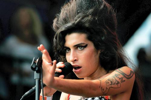 Amy Winehouse: In genunchi ma-ntorc la tine, bautura!