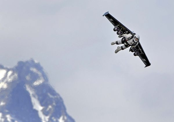 Omul poate zbura si fara aeroplan sau avion