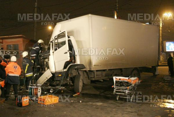 Trei morti si doi raniti in urma unui grav accident rutier