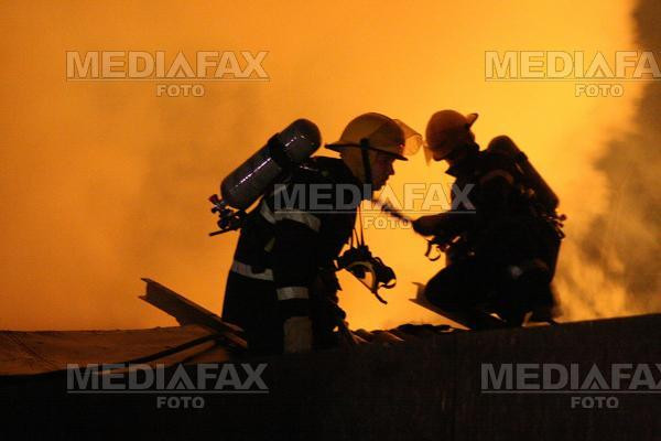 Brasov: doua magazii au ars, dupa ce au fost lovite de trasnet