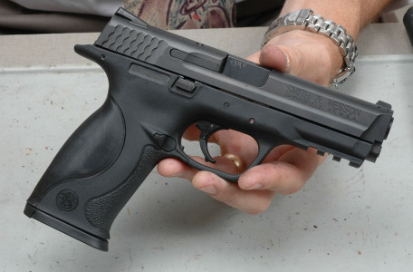 O femeie din Pascani a raspuns cu pistolul unei invitatii la sex!