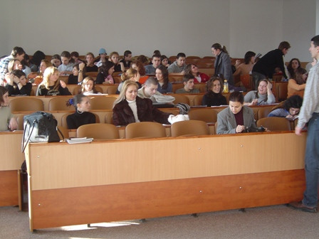 Studentii romani sunt dornici de invatat: se inghesuie cu miile la master!