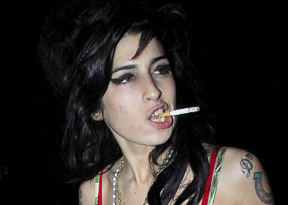Din nou in mijlocul scandalului. Amy Winehouse, carata intr-o cuvertura