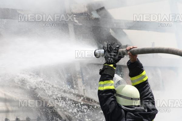 Explozie urmata de incendiu intr-o gospodarie din Ploiesti