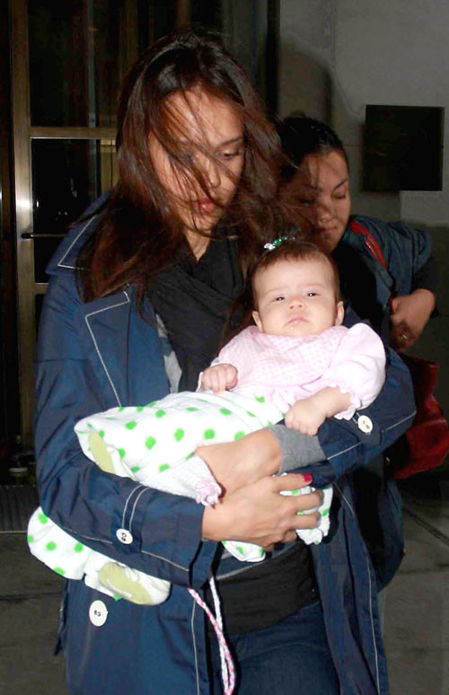 Jessica Alba isi arata bebelusul!