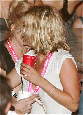 Kate Moss copiaza tunsori!