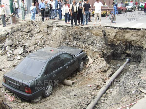 A cazut cu masina intr-o groapa de un metru