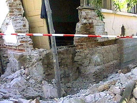 Copila strivita de un perete intr-o gospodarie din Bacau!