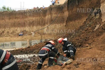 Muncitori salvati la Buzau, dupa ce au fost acoperiti de un mal de pamant